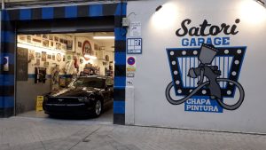 imagen nocturna de exterior taller